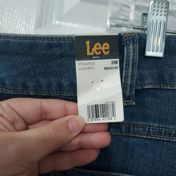 NWT Lee Medium Wash Denim Regular Fit Mid Rise Bermuda Shorts in Size 24W - Picture 7 of 10